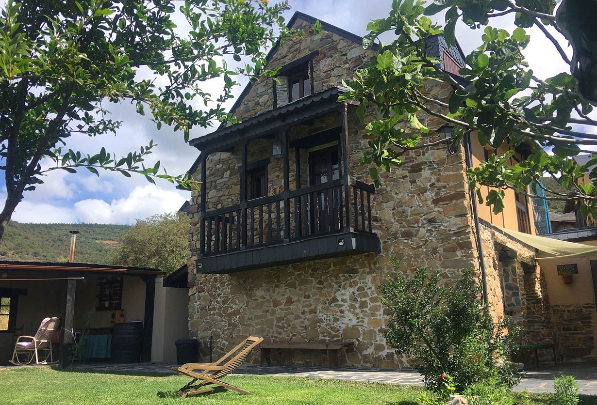 Fachada de Casa do Duende en Tedejo (El Bierzo) León